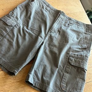 Cabela’s Gray Mens 6 pocket shorts